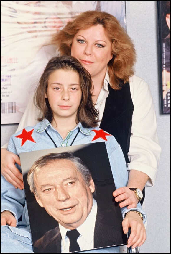 Elle souhaitait faire reconnaître, à l'acteur, sa fille Aurore.
Archives - Aurore Drossart et sa mère Anne pose devant une affiche d'Yves Montand.