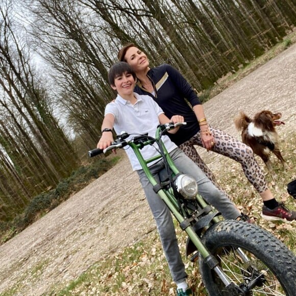 Pourtant, à la télé comme sur les réseaux sociaux, elle se dévoile toujours parfaitement au top.
Marie du Sordet et son fils sur Instagram.