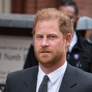 Harry livrait un discours en rapport avec les Invictus Games 2023 qui se tiendront au mois de septembre 
Le prince Harry, duc de Sussex - D.Furnish et le duc de Sussex, quittent le procès contre l'éditeur du journal "Daily Mail" à Londres, le 30 mars 2023. Parmi les plaignants, accusant le quotidien d'avoir obtenu des informations illégalement, figurent E.John, représenté ce jour-là par son mari, D.Furnish, et L.Hurley. 