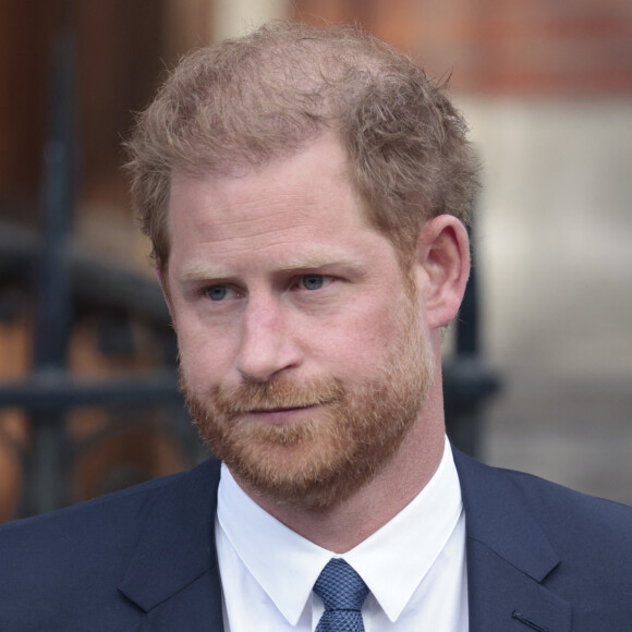 Le prince Harry est-il en train d'être lâché par Meghan ?
Le prince Harry, duc de Sussex, à la sortie du procès contre l'éditeur du journal "Daily Mail" à la Haute Cour de Londres. Parmi les plaignants, accusant le quotidien d'avoir obtenu des informations illégalement, figurent E.John et L.Hurley. C'est la première apparition du prince depuis la publication de sa biographie "Le Suppléant". Invité au couronnement de son père, le prince de 38 ans n'a pas encore rendu officielle sa venue à la cérémonie.