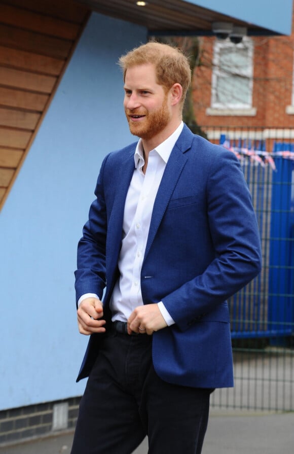 Le prince Harry, duc de Sussex, arrive à l'école primaire catholique Saint Vincent à Acton près de Londres le 20 mars 2019. 