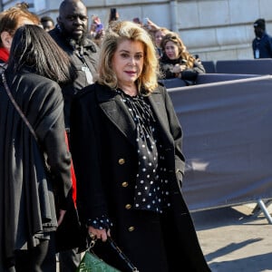 Catherine Deneuve - Arrivées au défilé Femmes Louis Vuitton Automne/Hiver 2022/2023 lors de la Fashion Week de Paris au musée d'Orsay à Paris, le 7 mars 2022. © Veeren-Clovis/bestimage 