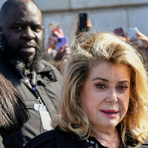 Catherine Deneuve - Arrivées au défilé Femmes Louis Vuitton Automne/Hiver 2022/2023 lors de la Fashion Week de Paris au musée d'Orsay à Paris, le 7 mars 2022. © Veeren-Clovis/bestimage 