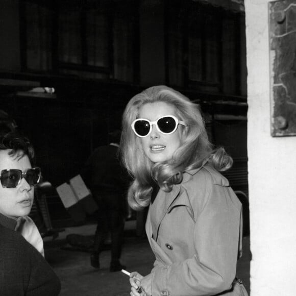 Catherine Deneuve se trouve sur la plage de Pampelonne, tout près de Saint-Tropez, à quelques kilomètres de la ville de Cannes qu'elle va illuminer du 16 au 27 mai 2023.
Archives - Catherine Deneuve sur le tournage du film "La Chamade" (1968).