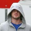 Eric Dane retire son pull à la sortie de son cours de gym à West Hollywood le 24 février 2010 