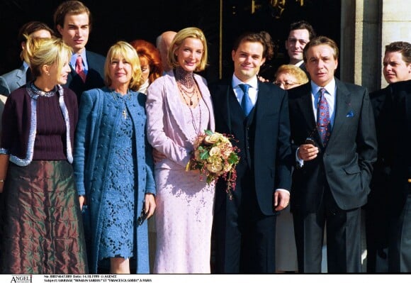 Mariage de Romain Sardou avec Francesca Gobbi à Paris, en présence de Babette (Elisabeth) Haas, Michel Sardou, Ivana Gobbi, Davy Sardou et Cynthia Sardou en 1999