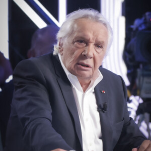 Sans oublier le grand et l'unique Michel Sardou. Ce dernier, ainsi que ses camarades, seront d'ailleurs à l'honneur ce samedi soir sur France 3 dans le documentaire "Tous les chanteurs s'appellent Michel".
Exclusif - Michel Sardou sur le plateau de l'émission Touche pas à mon poste (TPMP) présentée en direct par C.Hanouna et diffusée sur C8 le 29 août 2022. © Jack Tribeca / Bestimage 