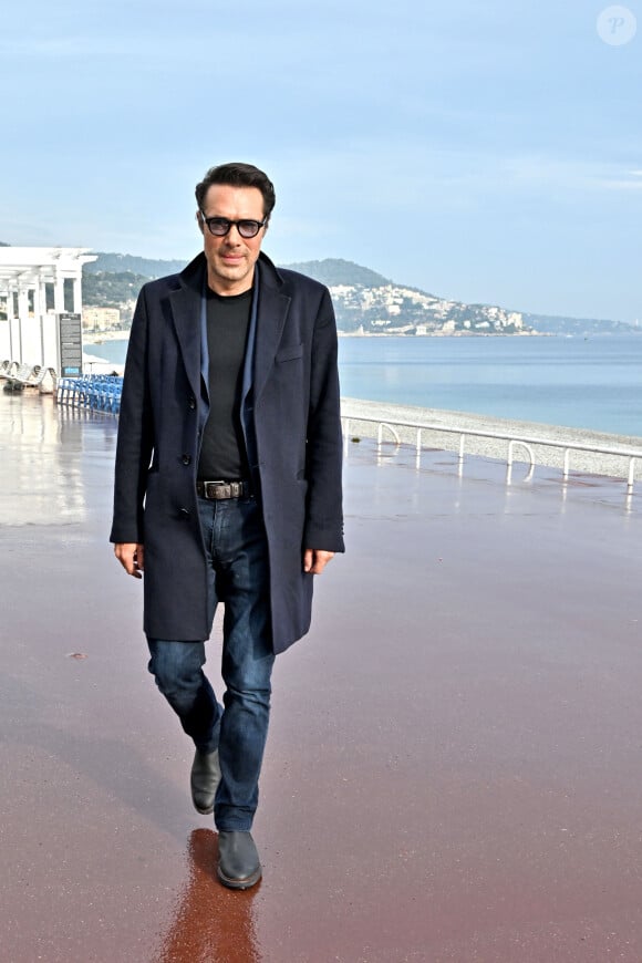 Nicolas Bedos lors d'un photocall en extérieur du film "Mascarade" lors de la 4ème édition du festival Cinéroman à Nice le 8 octobre 2022. © Bruno Bebert / Bestimage