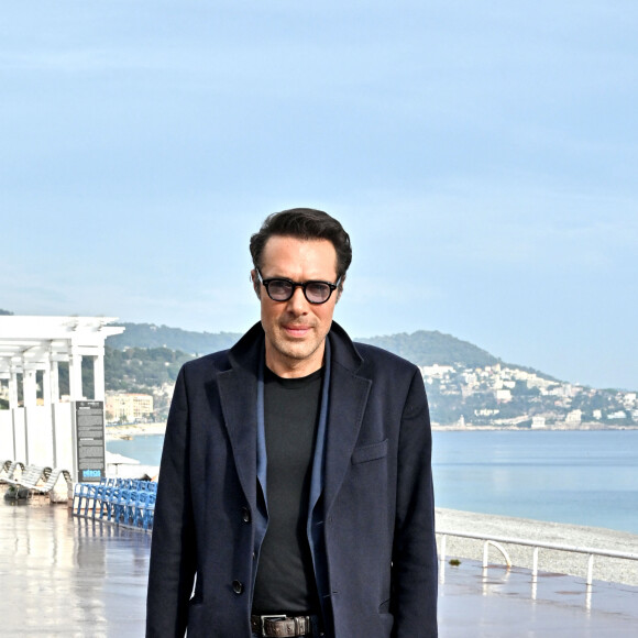 Nicolas Bedos lors d'un photocall en extérieur du film "Mascarade" lors de la 4ème édition du festival Cinéroman à Nice le 8 octobre 2022. © Bruno Bebert / Bestimage