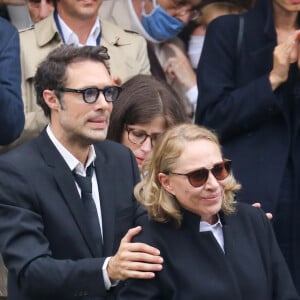 Pour signaler au monde qu'il s'agissait de son anniversaire, il a partagé, sur Instagram, un montage de plusieurs photos d'enfance.
Nicolas Bedos, Joëlle Bercot (femme de Guy Bedos) - Sorties - Hommage à Guy Bedos en l'église de Saint-Germain-des-Prés à Paris le 4 juin 2020.