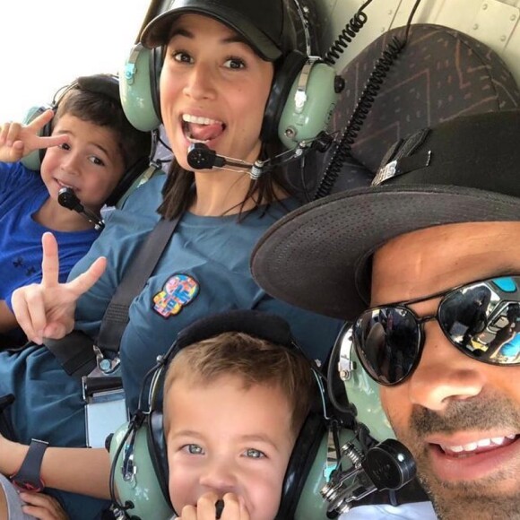 Eva aurait fréquenté Eduardo Cruz pour le rendre jaloux
Tony Parker avec sa femme Axelle Francine et leurs deux fils Josh et Liam lors d'un vol en hélicoptère à la station Villars de Lans, le 26 juillet 2019.