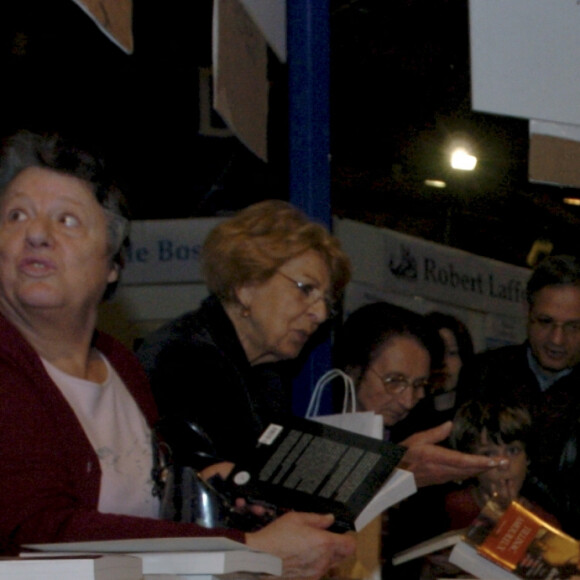 En France, à Brive-la-Gaillarde, lors de la 22ème FOIRE DU LIVRE DE BRIVE-LA-GAILLARDE 2004, Patrick SEBASTIEN dédicaçant son livre. Le 5 novembre 2004 © Michel Croizard via Bestimage