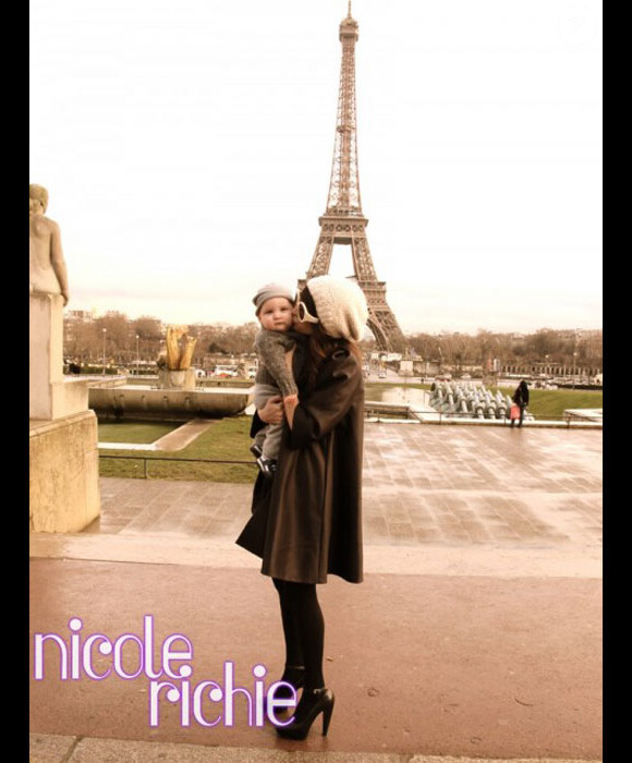 Nicole Richie et son fils Sparrow à Paris sur la place du Trocadéro