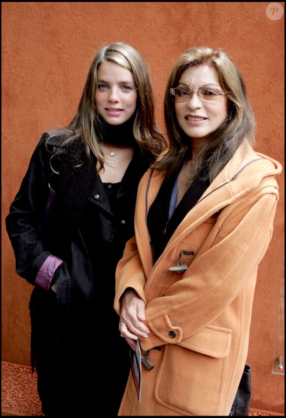 MARIE FRANCE PISIER ET SA FILLE ISIS - 4 EME JOURNEE DES INTERNATIONAUX DE FRANCE DE ROLAND GARROS 2006  