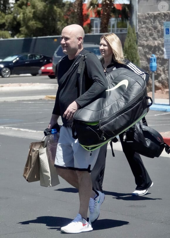 Exclusif - Andre Agassi et sa femme Steffi Graf donnent des cours de tennis à Las Vegas, Nevada, Etats-Unis, le 23 avril 2022.