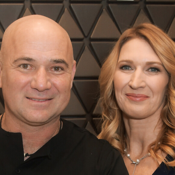 Les deux stars du tennis sont les heureux parents de Jaden, qui excelle lui aussi dans le sport
Andre Agassi et sa femme Steffi Graf à l'inauguration d'une nouvelle boutique Longines à Las Vegas le 31 octobre 2018.