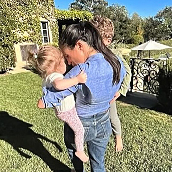 Meghan Markle, quant à elle, restera avec ses enfants à Los Angeles.
Le prince Harry, duc de Sussex et Meghan Markle, duchesse de Sussex, dévoilent des photos et des vidéos inédites de leur fils Archie dans "Harry & Meghan" (Netflix).