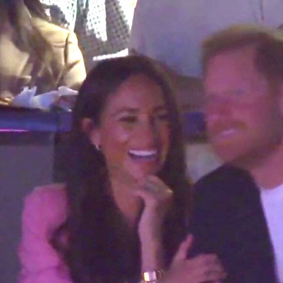 Meghan ne l'accompagnera pas, elle restera à Los Angeles avec leur enfants, Archie et Lilibet.
Le prince Harry, duc de Sussex et Meghan Markle, duchesse de Sussex, assistent au match des Lakers à la Crypto.com Arena à Los Angeles, le 24 avril 2023.