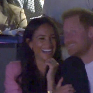 Meghan Markle refuse un baiser au prince Harry, lors de la traditionnelle "Kiss Cam" au match des Lakers à la Crypto.com Arena à Los Angeles, le 24 avril 2023. Si le prince Harry semblait enclin à se prêter au jeu en se penchant vers la duchesse de Sussex, Meghan Markle a simplement ri en tenant le bras de son époux, devant une salle applaudissant pour les encourager. © NBA / JLPPA / Bestimage 