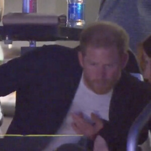 Et on imagine que tout le monde sera bien moins détendu ! 
Meghan Markle refuse un baiser au prince Harry, lors de la traditionnelle "Kiss Cam" au match des Lakers à la Crypto.com Arena à Los Angeles, le 24 avril 2023. Si le prince Harry semblait enclin à se prêter au jeu en se penchant vers la duchesse de Sussex, Meghan Markle a simplement ri en tenant le bras de son époux, devant une salle applaudissant pour les encourager. © NBA / JLPPA / Bestimage 