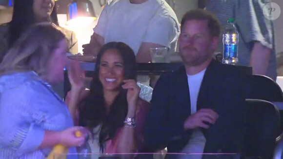 Le prince Harry, duc de Sussex et Meghan Markle, duchesse de Sussex, assistent au match des Lakers à la Crypto.com Arena à Los Angeles, le 24 avril 2023. 