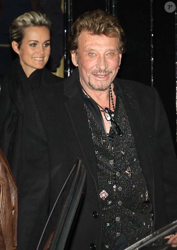Johnny Hallyday et sa femme Laeticia Hallyday à la sortie d'un restaurant à Paris, France, le 18 décembre 2010. 