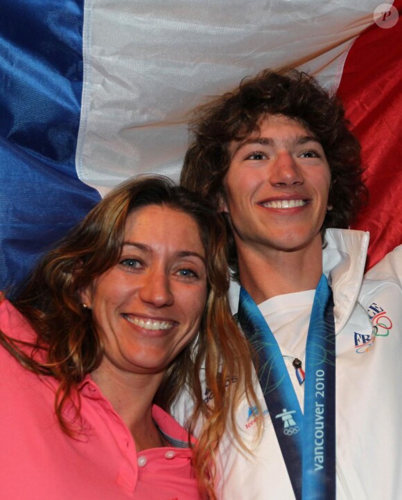 Déborah Anthonioz (médaille d'argent) et Tony Romain (médaille de bronze), le 16 février 2010, aux JO de Vancouver.