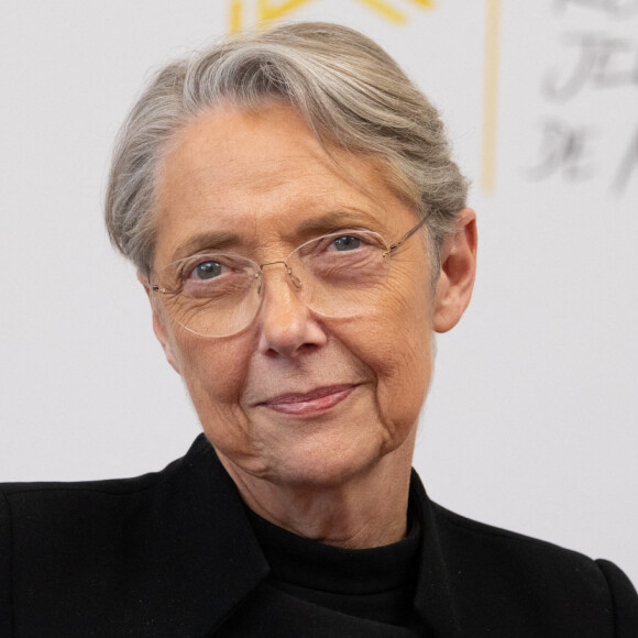 "Elle y est dans la lessiveuse de Matignon", a confié un parlementaire à nos confrères de l'Obs qui ont consacré une longue enquête à son sujet.
La Première ministre Elisabeth Borne lors de la 5ème édition des "Rencontres de la jeunesse de Matignon", le 19 avril 2023. Cet événement a pour but de recueillir les opinions des jeunes sur leur engagement. © Raphaël Lafargue / Pool / Bestimage 