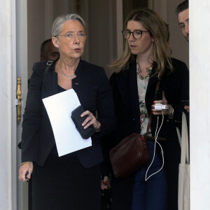 Pour Élisabeth Borne, les temps sont durs. Après l'engagement du 49.3 pour la réforme tant contestée des retraites, la Première ministre ne cède pas face à la pression de la rue.
La Première ministre, Élisabeth Borne à la sortie du conseil des ministres, au palais de l'Elysée, Paris© Stéphane Lemouton / Bestimage