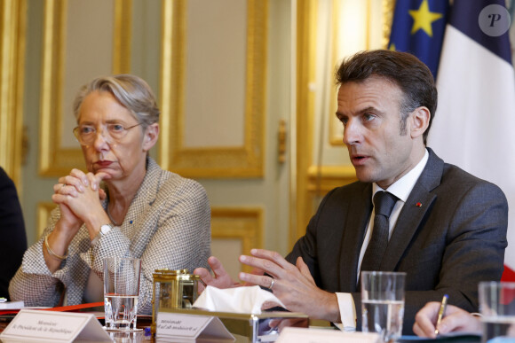 Elisabeth Borne, première ministre - Le président Emmanuel Macron lors d'une réunion Patronat/partenaires sociaux au palais de l'Elysée à Paris le 18 avril 2023. Stéphanie Lecocq / Pool / Bestimage 