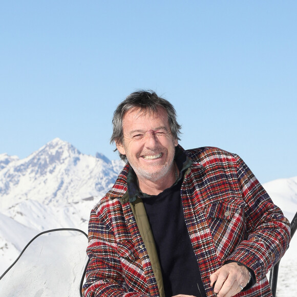 En effet, cette dernière lui a volé l'une de ses idées télé.
Jean-Luc Reichmann découvre la station de Luchon et rencontre de jeunes skieurs. Il présente sa série " Leo Mattéi, brigade des mineurs" lors de la 25ème Edition du Festival TV de Luchon, France. Le 4 Fevrier 2023. © Patrick Bernard / Bestimage