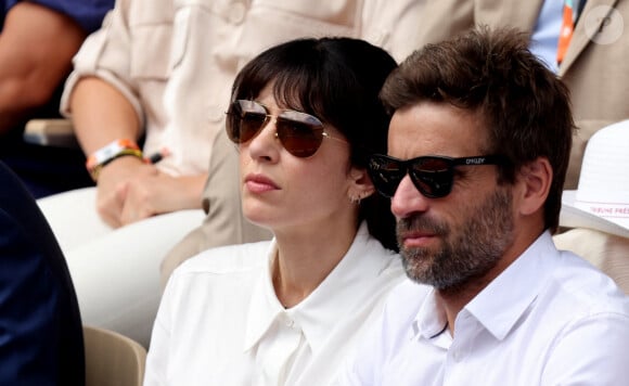 Une vie qui leur va parfaitement bien. 
Nolwenn Leroy et son compagnon Arnaud Clément dans les tribunes lors des Internationaux de France de Tennis de Roland Garros 2022. Paris, le 5 juin 2022. © Dominique Jacovides/Bestimage 