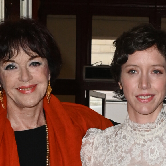 Anny Duperey et sa fille Sara Giraudeau - Photocall de la 34ème édition de la cérémonie des Molières au théâtre de Paris le 24 avril 2023. © Coadic Guirec / Bestimage 