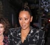 il s'agit de l'ex-membre des Spice Girls, Mel B, qui aurait fait pleurer un habilleur
Mel B (Melanie Brown) exhibe sa bague de fiançailles en arrivant au prix "Who Cares Wins" à la Roundhouse de Londres, Royaume Uni, le 22 novembre 2022. 