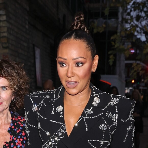 il s'agit de l'ex-membre des Spice Girls, Mel B, qui aurait fait pleurer un habilleur
Mel B (Melanie Brown) exhibe sa bague de fiançailles en arrivant au prix "Who Cares Wins" à la Roundhouse de Londres, Royaume Uni, le 22 novembre 2022. 