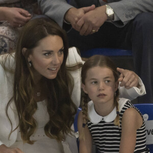 Le prince William, duc de Cambridge, et Catherine (Kate) Middleton, duchesse de Cambridge, avec la princesse Charlotte de Cambridge assistent au Jeux du Commonwealth au centre sportif de l'Université de Birmingham le 2 aout 2022.