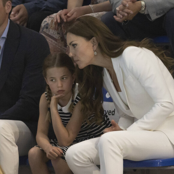 Si George sera page, Charlotte, quant à elle, sera toute proche de sa maman !
Le prince William, duc de Cambridge, et Catherine (Kate) Middleton, duchesse de Cambridge, avec la princesse Charlotte de Cambridge assistent au Jeux du Commonwealth au centre sportif de l'Université de Birmingham le 2 aout 2022.