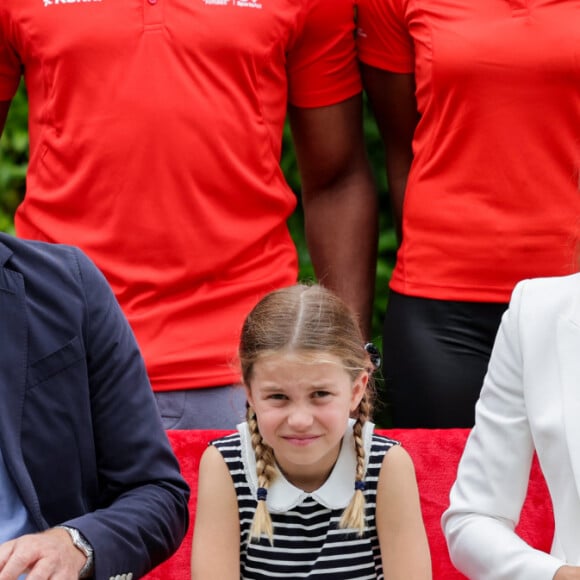 Le prince William, duc de Cambridge, et Catherine (Kate) Middleton, duchesse de Cambridge, avec la princesse Charlotte de Cambridge visitent l'association "SportsAid House" en marge des Jeux du Commonwealth de Birmingham, le 2 août 2022. 