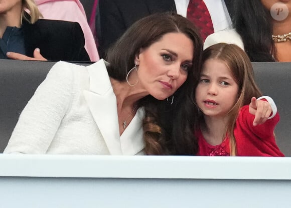 La petite fille semblait ravie de se retrouver sur scène avec les danseurs.
Kate Catherine Middleton, duchesse de Cambridge, et la princesse Charlotte - La famille royale d'Angleterre au concert du jubilé de platine de la reine d'Angleterre au palais de Buckingham à Londres. Le 4 juin 2022 