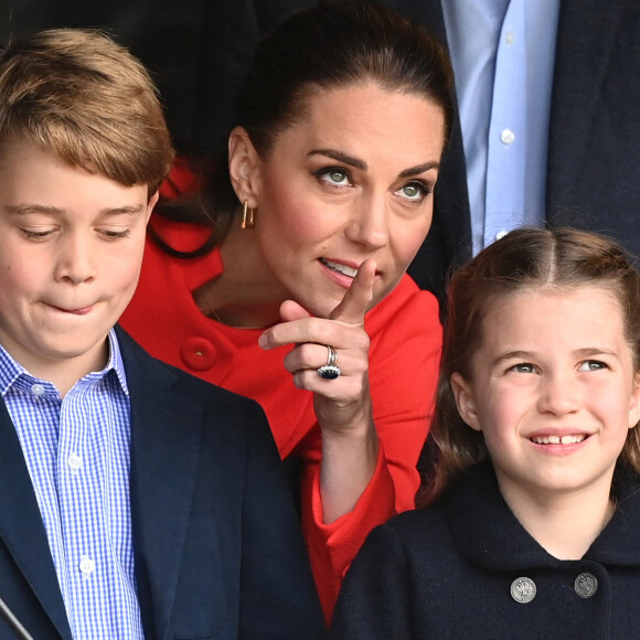 Catherine (Kate) Middleton, duchesse de Cambridge, accompagnés de leurs enfants, le prince George de Cambridge et la princesse Charlotte de Cambridge en visite au château de Cardiff, Royaume Uni, le 4 juin 2022, à l'occasion du jubilé de platine de la reine d'Angleterre. 