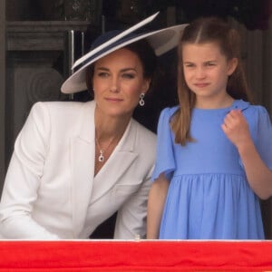 Kate Middleton a offert une superbe cadeau pour les 8 ans de sa fille.
Catherine Kate Middleton, duchesse de Cambridge et sa fille la princesse Charlotte - Les membres de la famille royale regardent le défilé Trooping the Colour depuis un balcon du palais de Buckingham à Londres lors des célébrations du jubilé de platine de la reine