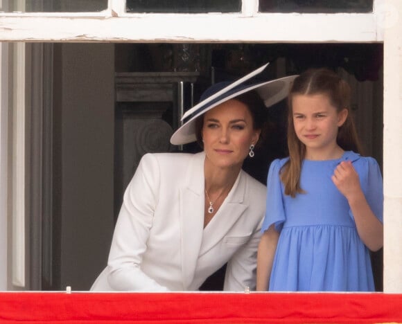 Kate Middleton a offert une superbe cadeau pour les 8 ans de sa fille.
Catherine Kate Middleton, duchesse de Cambridge et sa fille la princesse Charlotte - Les membres de la famille royale regardent le défilé Trooping the Colour depuis un balcon du palais de Buckingham à Londres lors des célébrations du jubilé de platine de la reine