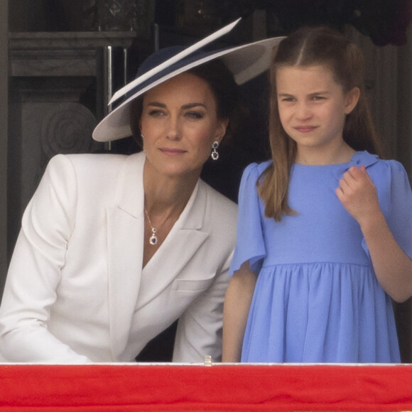 Kate Middleton a offert une superbe cadeau pour les 8 ans de sa fille.
Catherine Kate Middleton, duchesse de Cambridge et sa fille la princesse Charlotte - Les membres de la famille royale regardent le défilé Trooping the Colour depuis un balcon du palais de Buckingham à Londres lors des célébrations du jubilé de platine de la reine