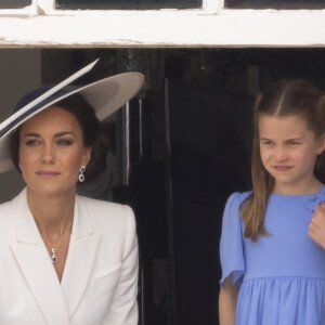 Catherine Kate Middleton, duchesse de Cambridge et sa fille la princesse Charlotte - Les membres de la famille royale regardent le défilé Trooping the Colour depuis un balcon du palais de Buckingham à Londres lors des célébrations du jubilé de platine de la reine le 2 juin 2022 