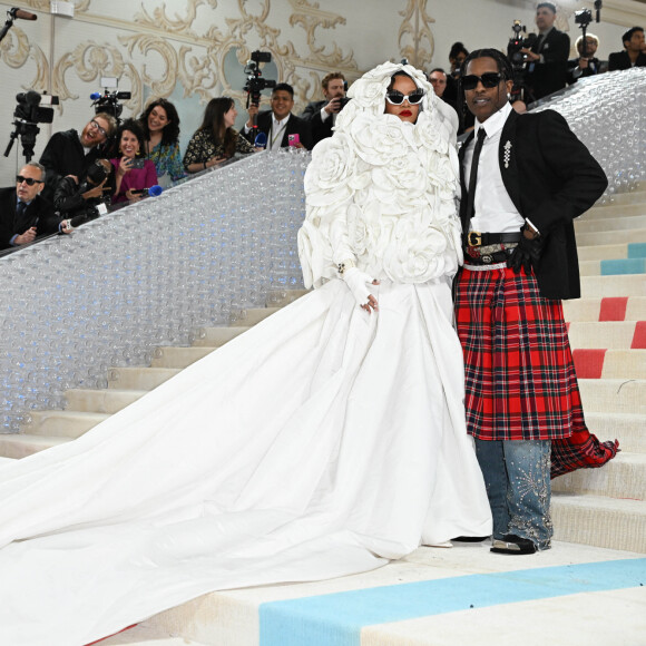 C'est l'un des événements les plus attendus de l'année.
Rihanna et ASAP Rocky - Les célébrités arrivent à la soirée du "MET Gala" à New York.