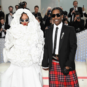 Un choix vestimentaire qui n'est pas anodin puisque sa robe fait écho au dress code de ce MET Gala 2023 en l'honneur de Karl Lagerfeld. Et puisqu'elle est arrivée en dernier, Rihanna a ainsi opté pour une robe de mariée afin de clôturer le défilé.
Rihanna et ASAP Rocky - Les célébrités arrivent à la soirée du "MET Gala 2023" à New York, le 1er mai 2023.