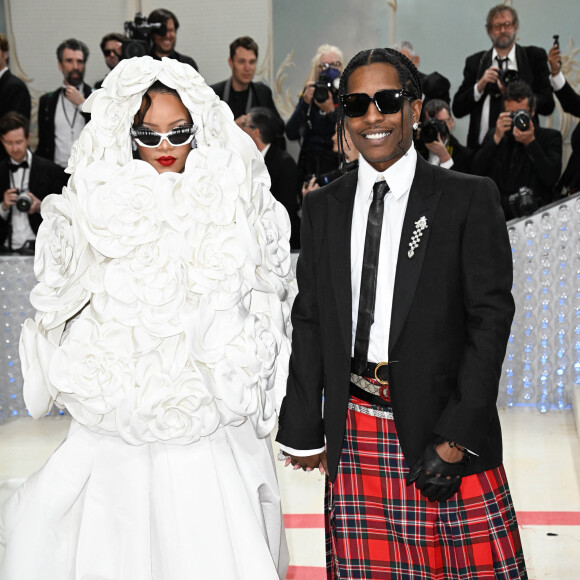 Un choix vestimentaire qui n'est pas anodin puisque sa robe fait écho au dress code de ce MET Gala 2023 en l'honneur de Karl Lagerfeld. Et puisqu'elle est arrivée en dernier, Rihanna a ainsi opté pour une robe de mariée afin de clôturer le défilé.
Rihanna et ASAP Rocky - Les célébrités arrivent à la soirée du "MET Gala 2023" à New York, le 1er mai 2023.