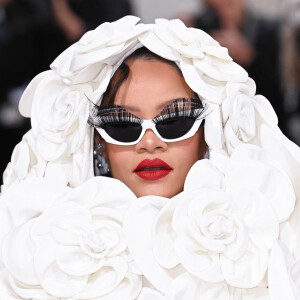 Ce lundi 1er mai, les stars se sont rassemblées pour le MET Gala 2023. Cette année, c'est Karl Lagerfeld qui a été mis à l'honneur grâce à l'exposition Karl Lagerfeld : A Line of Beauty. Bien qu'elle se soit fait attendre, Rihanna a finalement défilé sur le tapis rouge, aux côtés de son compagnon A$AP Rocky.
Rihanna - Les célébrités arrivent à la soirée du "MET Gala 2023" à New York, le 1er mai 2023.