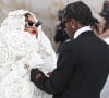 Sa tenue se composait d'un manteau très enveloppant avec une capuche, entièrement brodé de fleurs.

Rihanna et ASAP Rocky - Les célébrités arrivent à la soirée du "MET Gala 2023" à New York,  le 1er mai 2023.