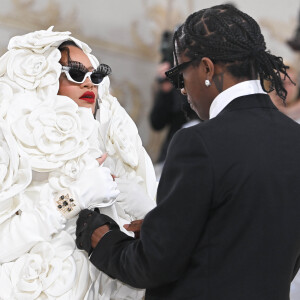 Sa tenue se composait d'un manteau très enveloppant avec une capuche, entièrement brodé de fleurs.

Rihanna et ASAP Rocky - Les célébrités arrivent à la soirée du "MET Gala 2023" à New York,  le 1er mai 2023.